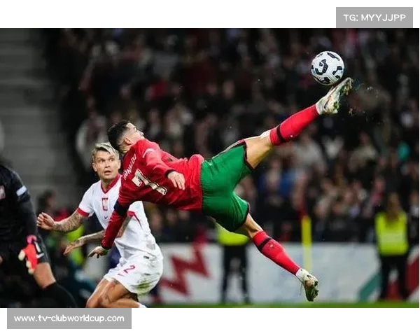 C罗819球领跑射手榜 梅西追至817球展现足球之巅较量